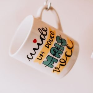 Close-up of hanging mugs with motivational text in São Paulo, Brazil.